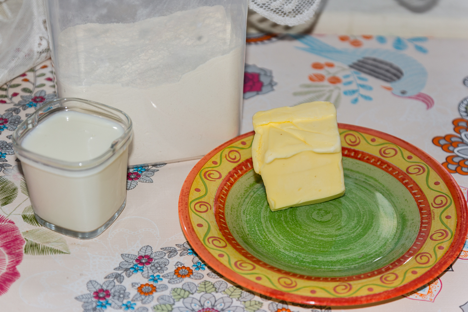 продукты для рецепта Узбекские бездрожжевые лепёшки Лочира на молоке 