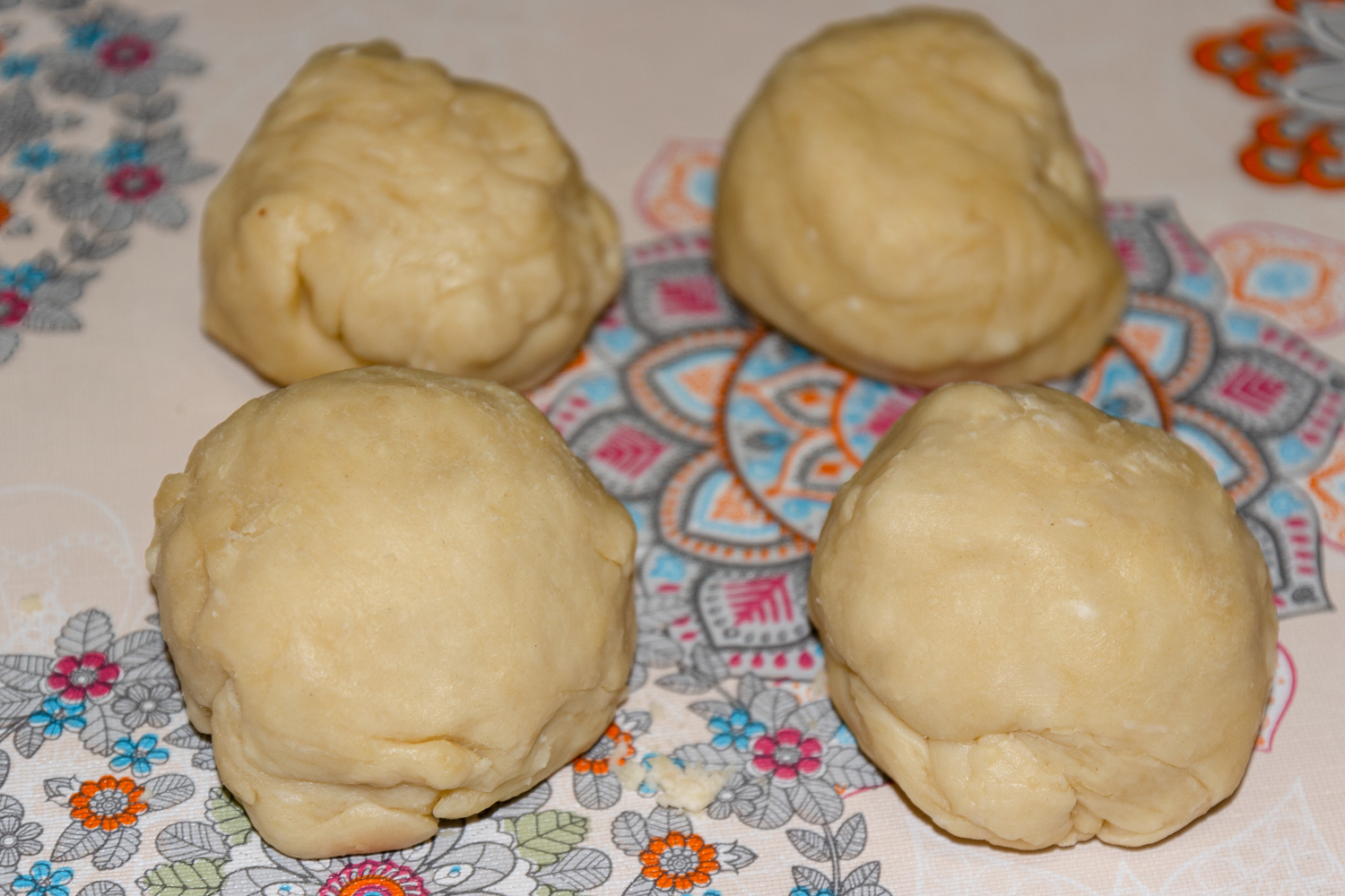 тесто разделенное на кусочки по рецепту Узбекские бездрожжевые лепёшки Лочира на молоке 