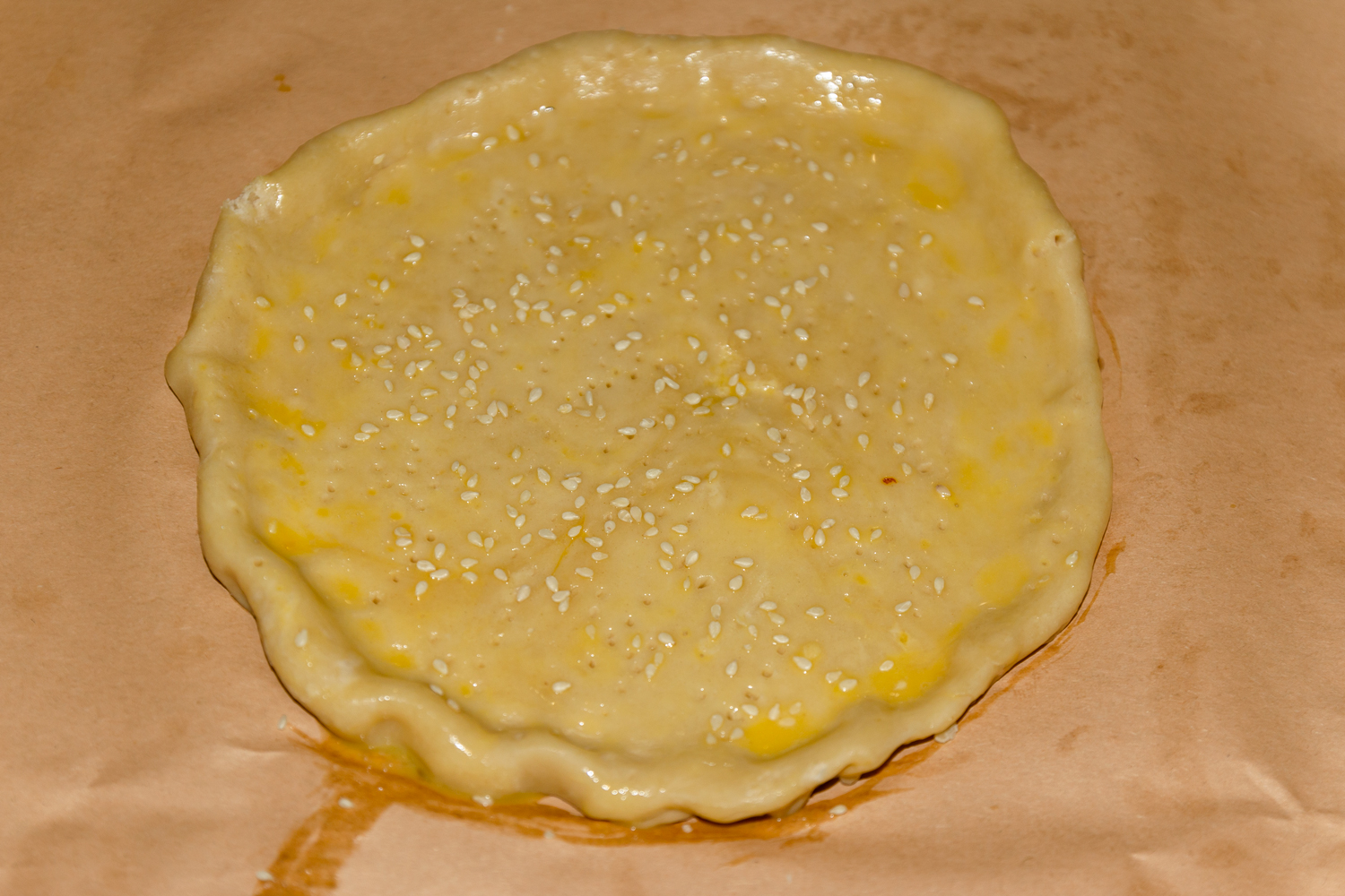 лепешку смажьте яйцом по рецепту Узбекские бездрожжевые лепёшки Лочира на молоке 