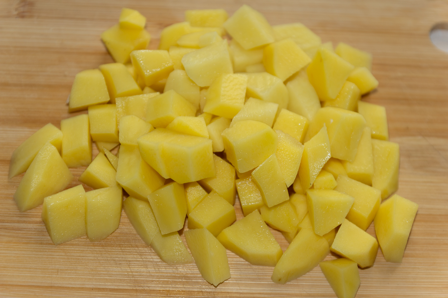 нарезанный картофель по рецепту Борщ из летних овощей со свеклой