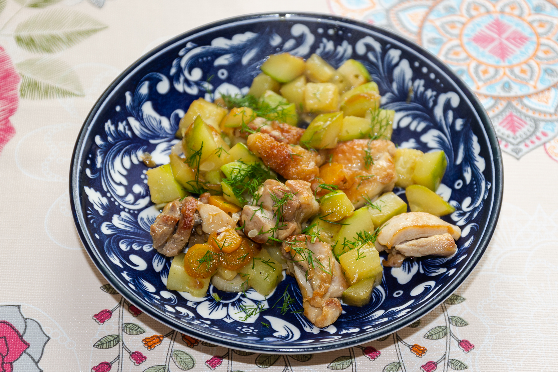 Фото к рецепту Курица с кабачками на сковороде Курица с кабачками на сковороде