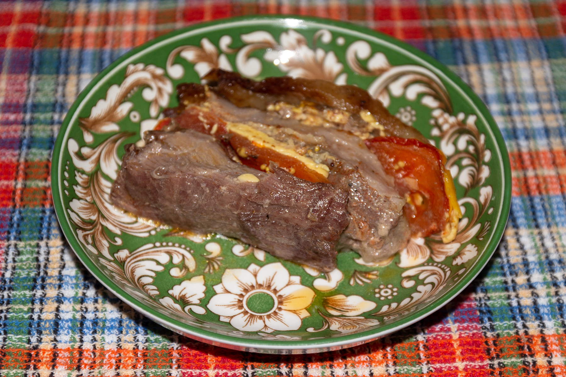 Гармошка из свинины в фольге с помидорами