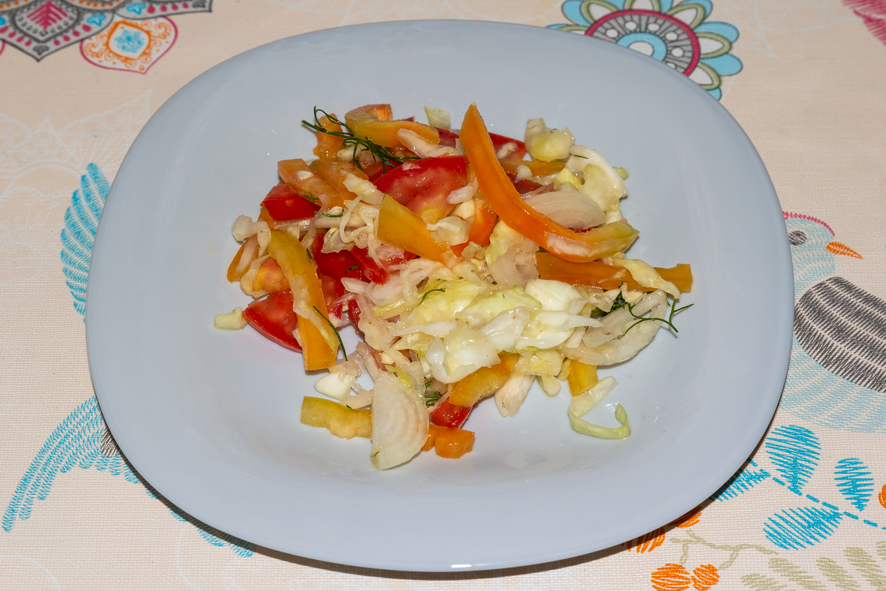 Салат из капусты, помидоров и болгарского перца