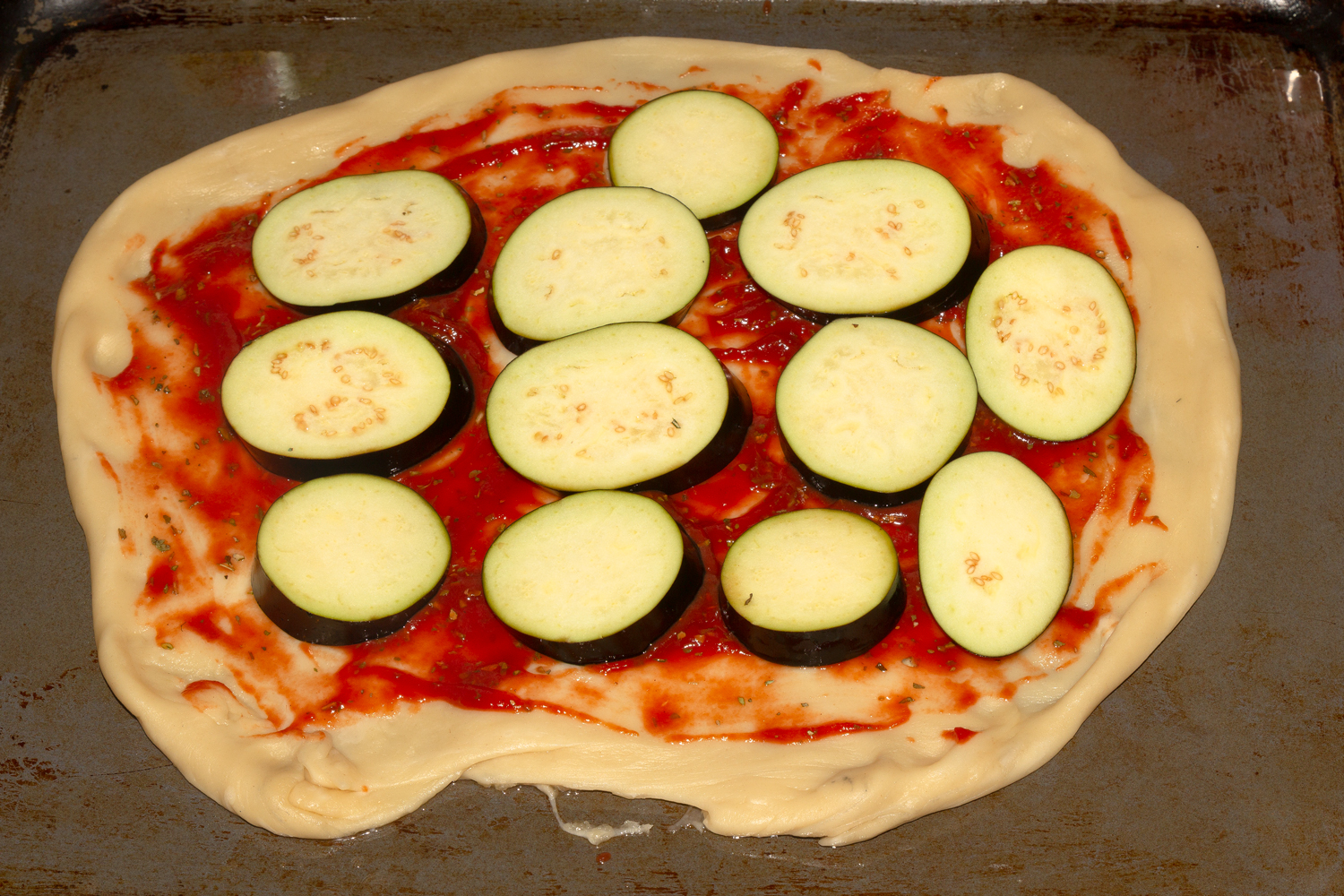 выложенные на пиццу баклажаны по рецепту  Пицца с колбасой, сыром, баклажанами 