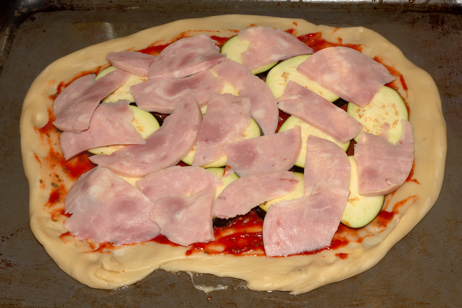 выложенная колбаса по рецепту  Пицца с колбасой, сыром, баклажанами 