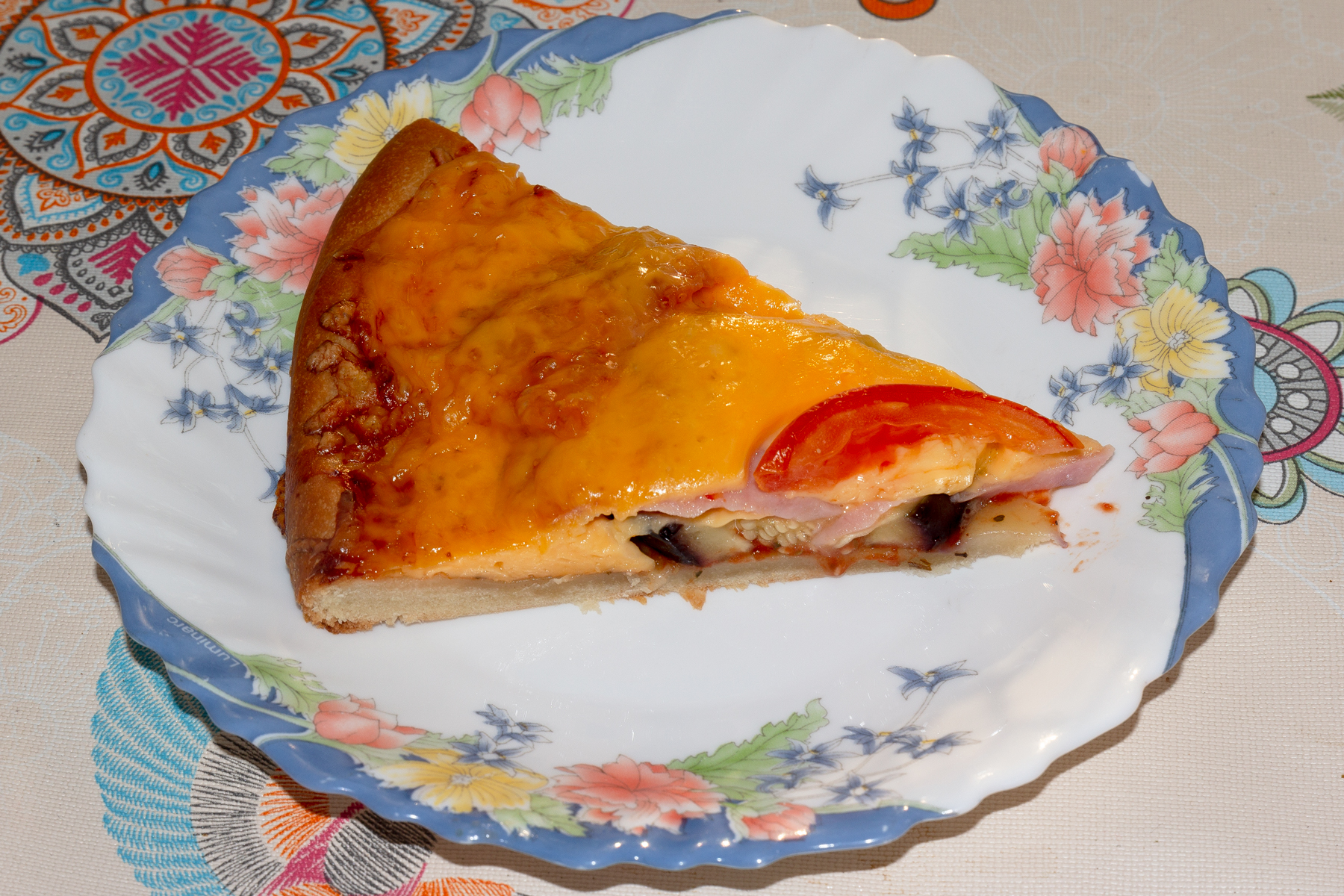  Пицца с колбасой, сыром, баклажанами 