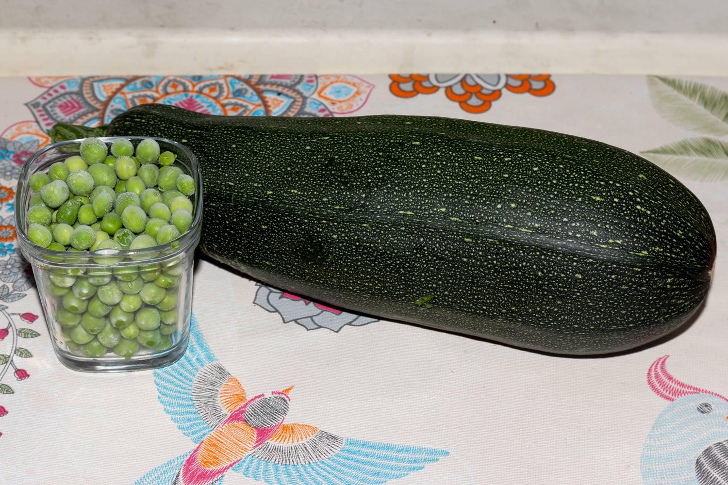 продукты для рецепта Кабачки, тушенные с зелёным горошком