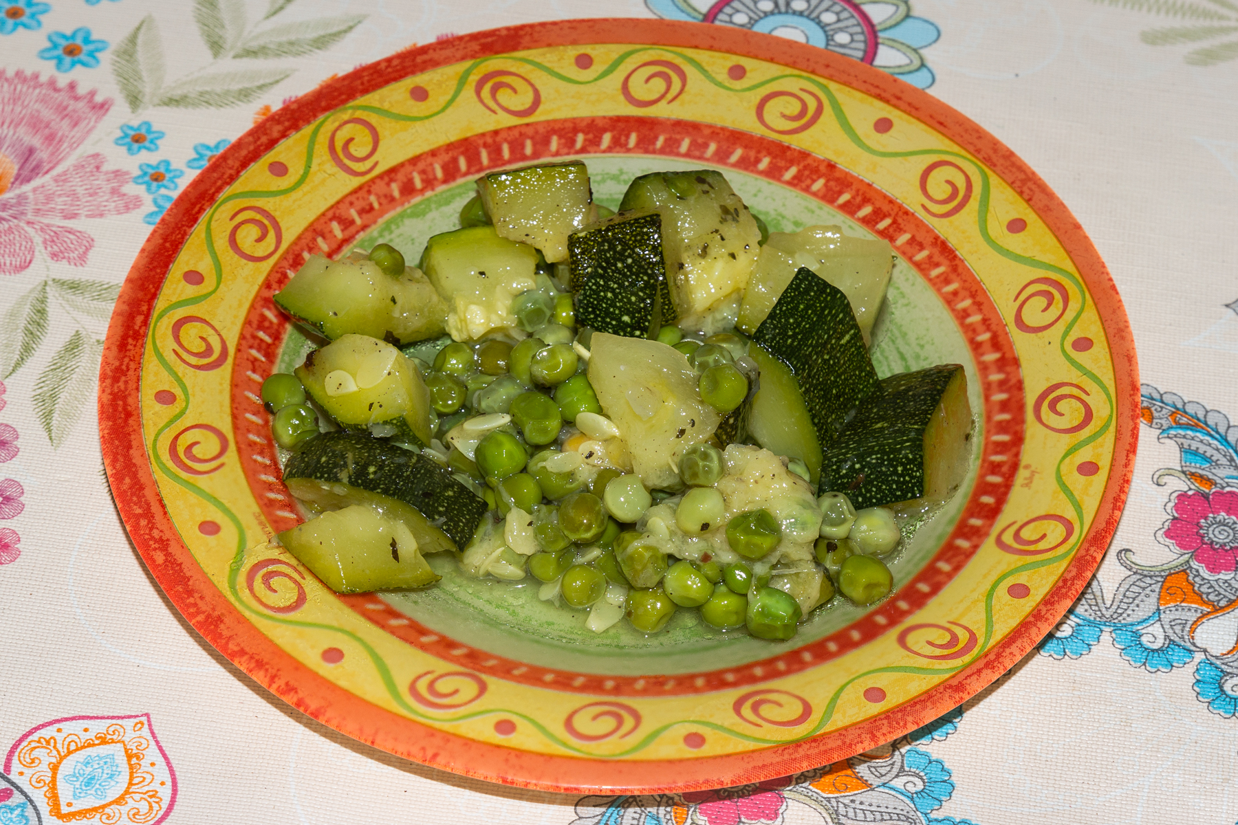 Кабачки, тушенные с зелёным горошком