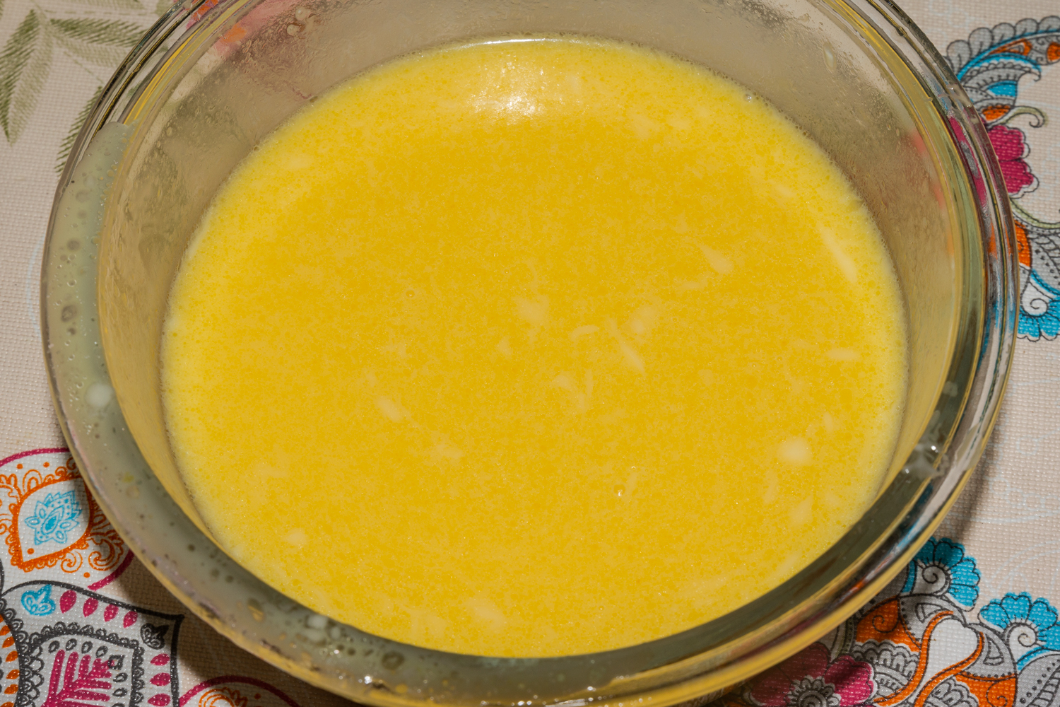 яйца смешанные с молоком и маслом по рецепту Невидимый закусочный кабачковый пирог