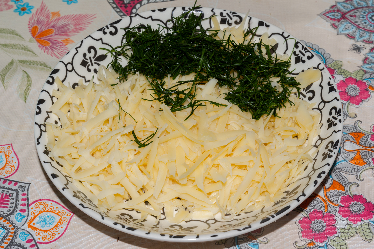 измельченные продукты для рецепта Невидимый закусочный кабачковый пирог