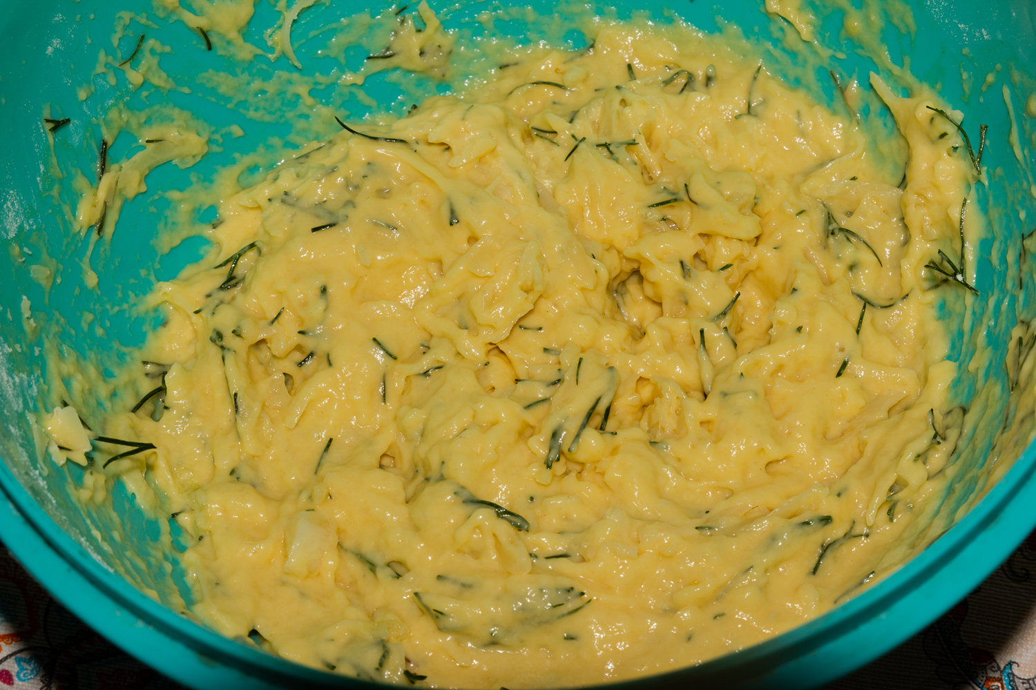 тесто смешанное с сыром, зеленью и чесноком по рецепту Невидимый закусочный кабачковый пирог