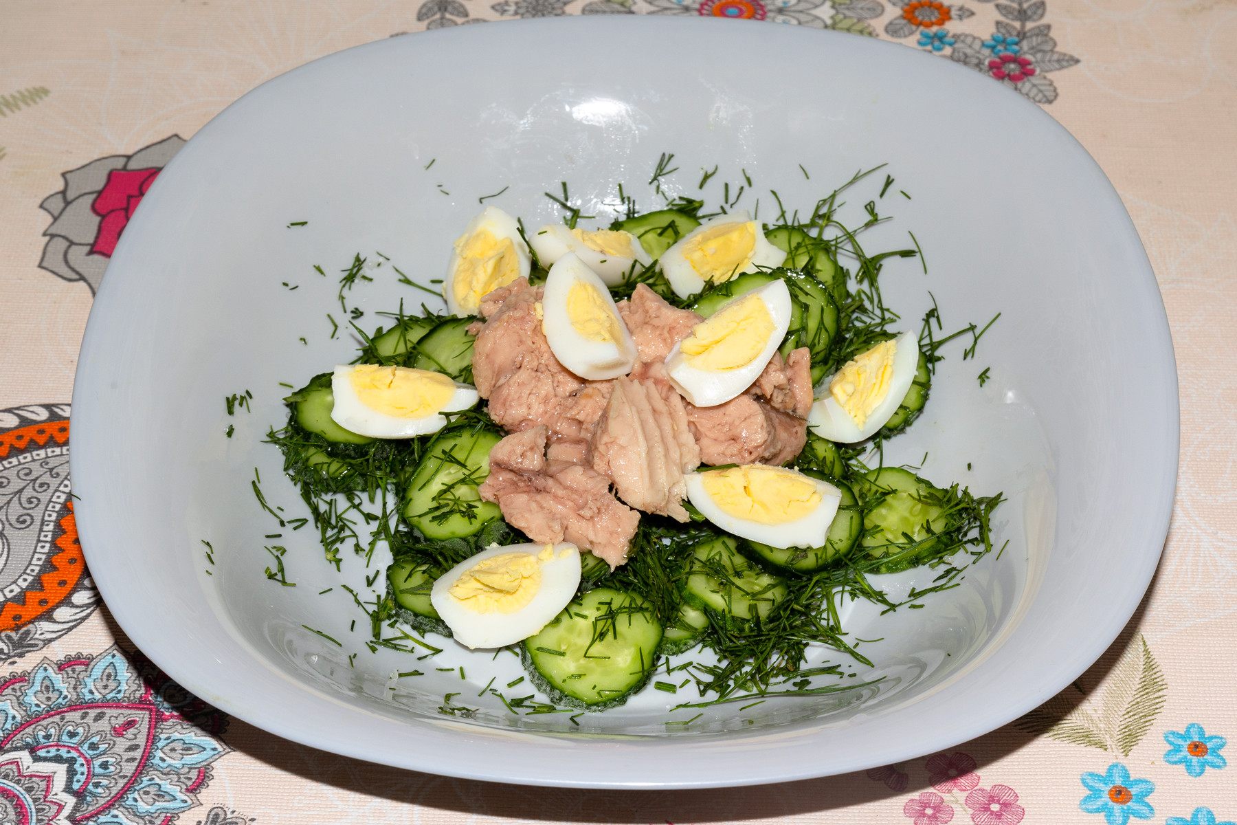 Салат с огурцами, печенью трески и перепелиными яйцами