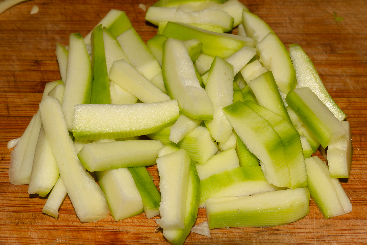 нарезанный кабачок по рецепту Наггетсы из кабачков в хрустящей панировке