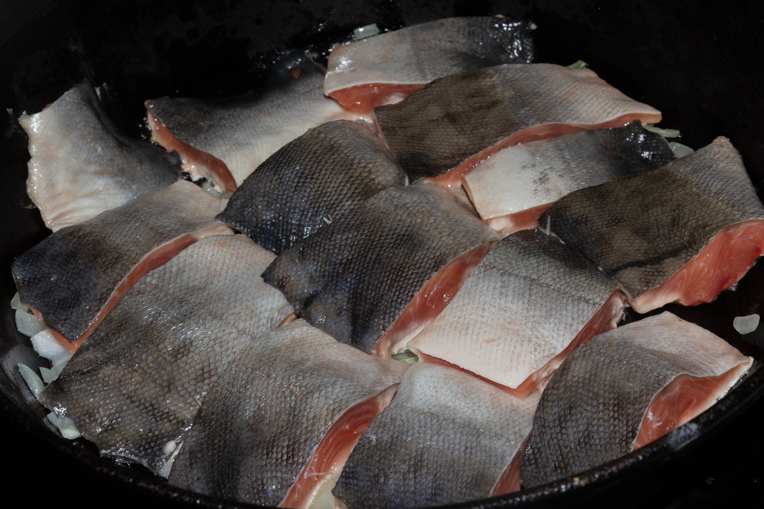 горбуша вместе с луком по рецепту Горбуша в сливках на сковороде