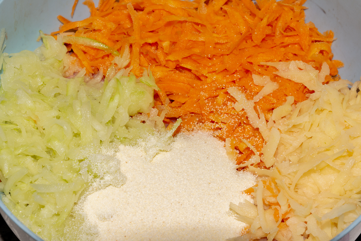 все ингредиенты соединить по рецепту Котлеты из мясного фарша с овощами 