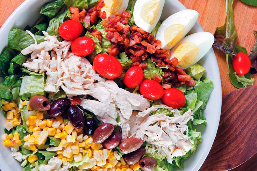 Фото к рецепту Американский кобб-салат Американский кобб-салат