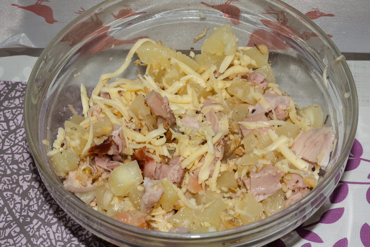 сыр смешанный с продуктами по рецепту Салат с копчёной курицей, ананасом и грецкими орехами