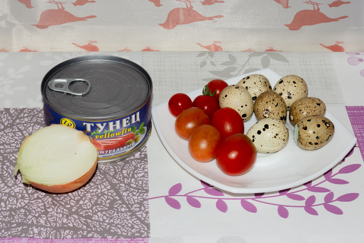 продукты для рецепта Салат с консервированный тунцом и перепелиными яйцами