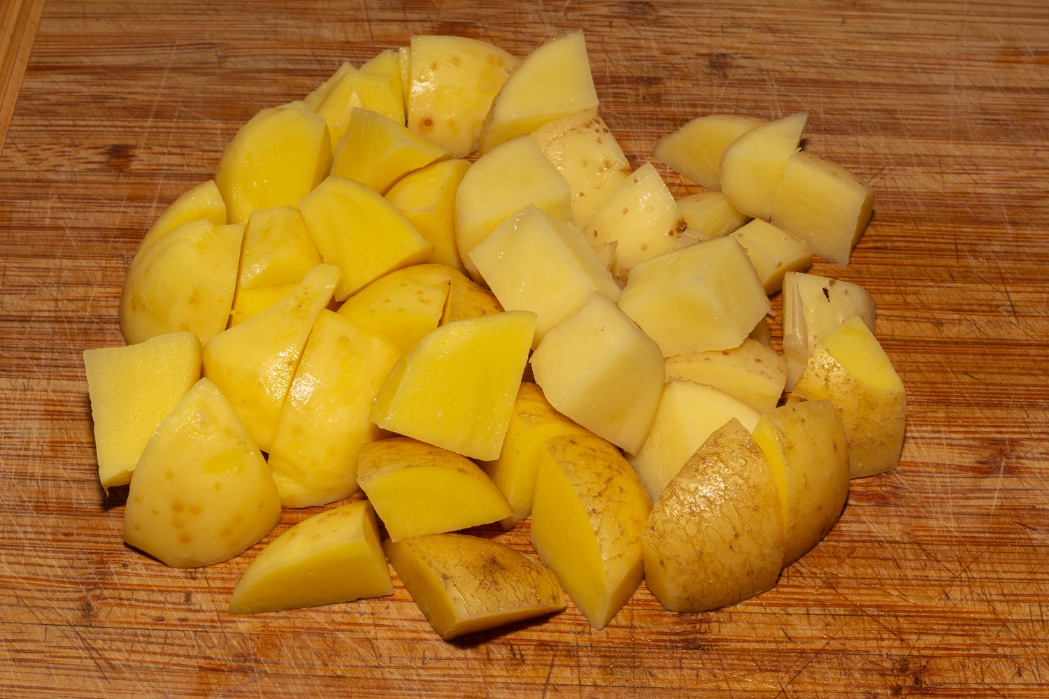 нарезанный картофель по рецепту Борщ со стручковой фасолью