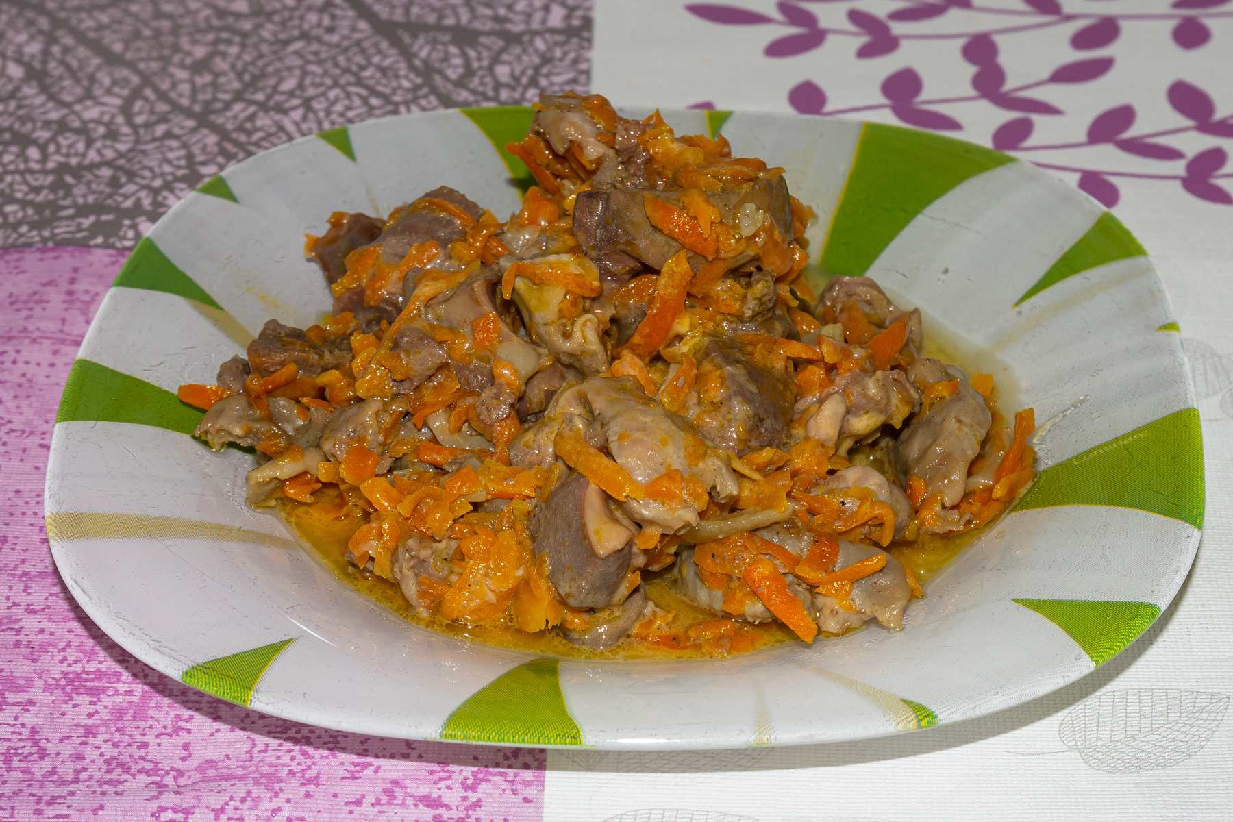 Куриные желудки с луком и морковью