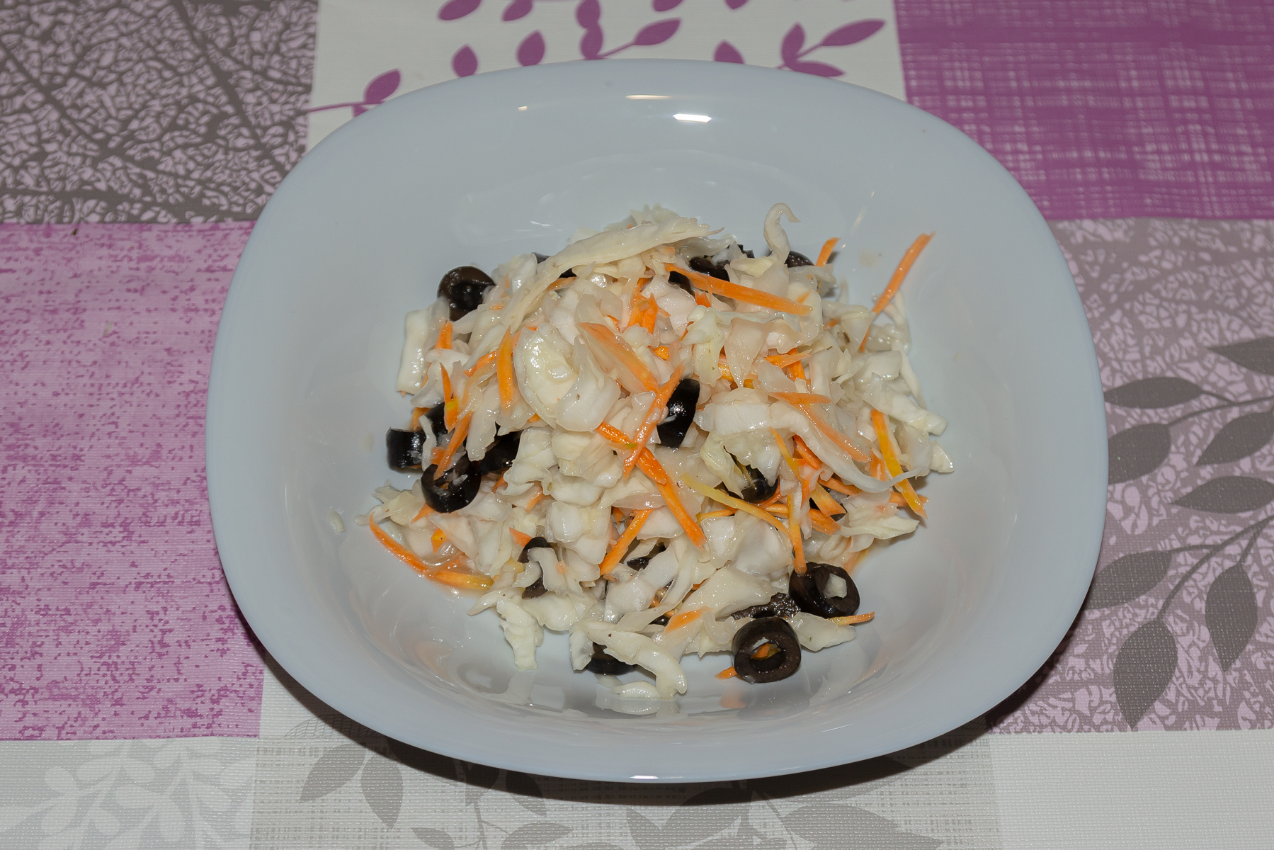 Салат из капусты с маслинами