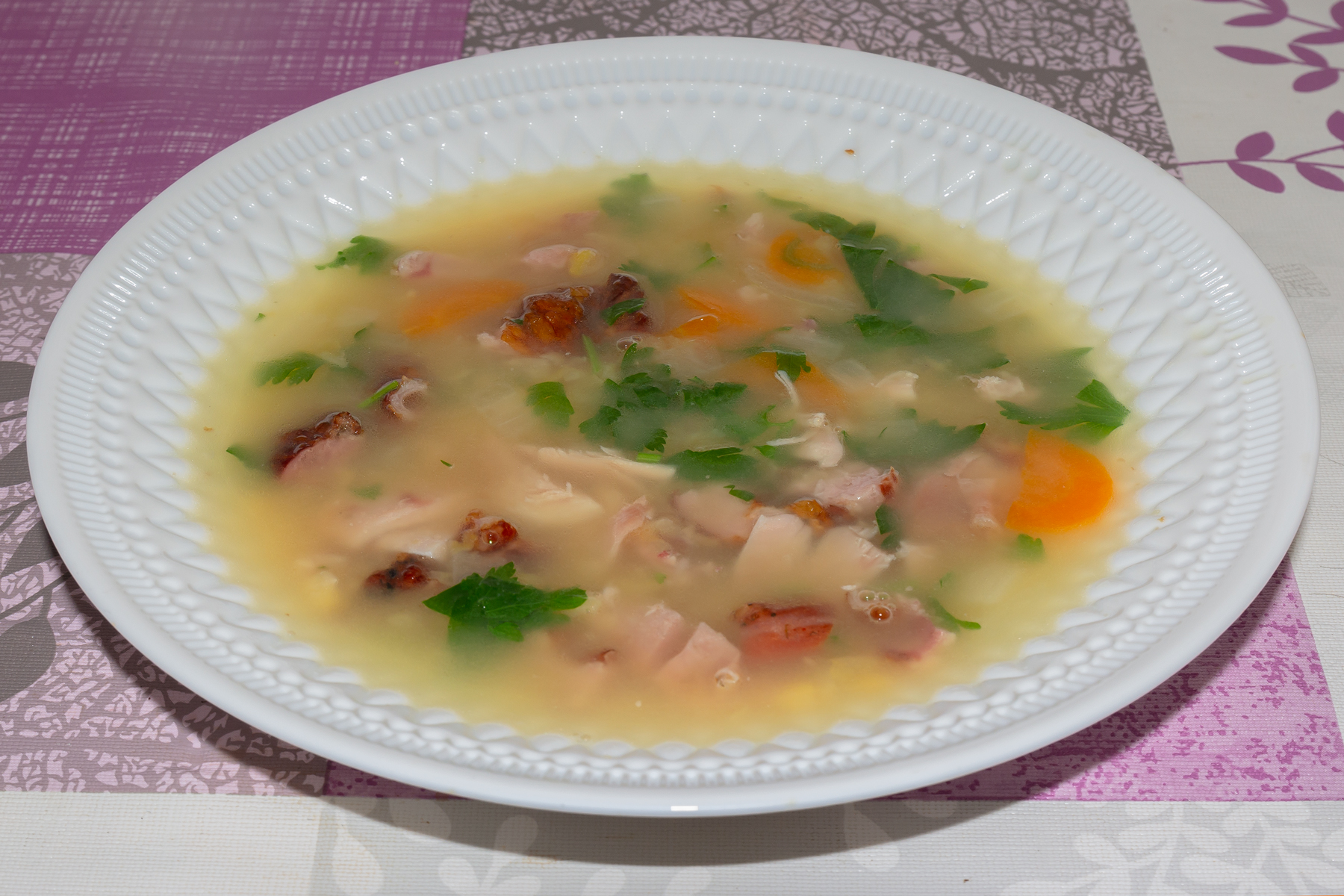 Гороховый суп с копчеными ребрышками