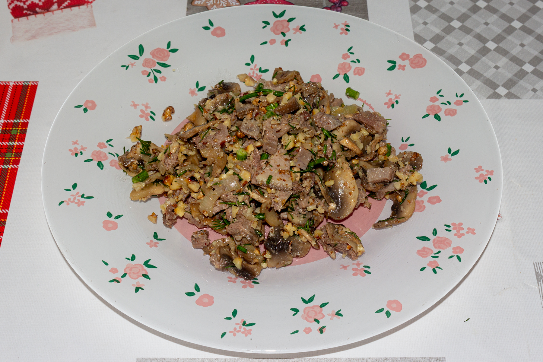 Фото к рецепту Салат "Деликатес" с отварным языком и грибами Салат "Деликатес" с отварным языком и грибами