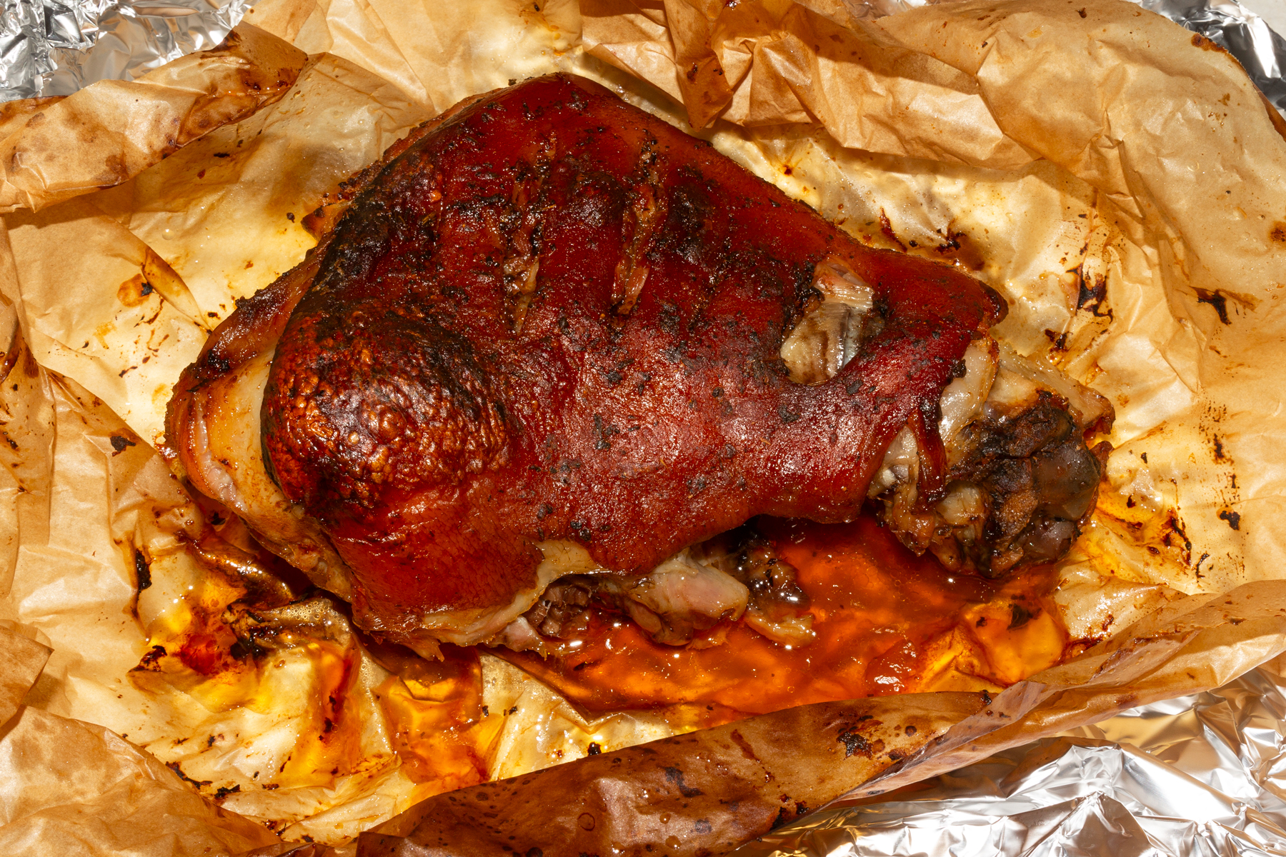 Свиная рулька в темном пиве