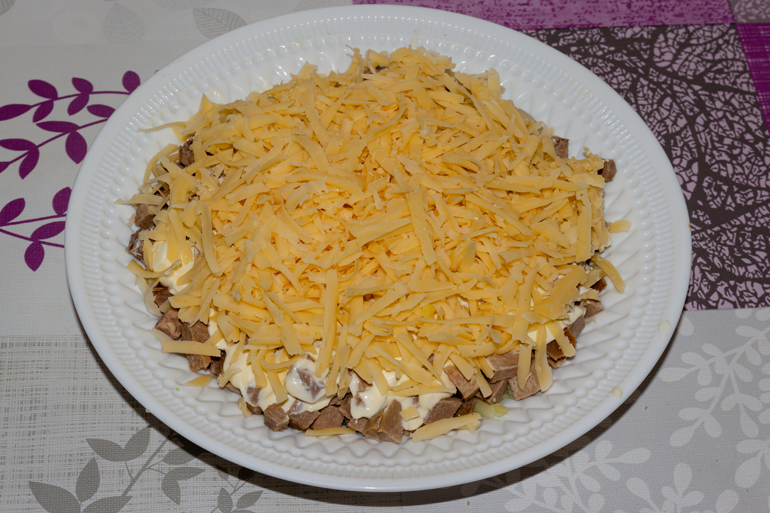 второй слой по рецепту Торт-салат с отварным языком и овощами