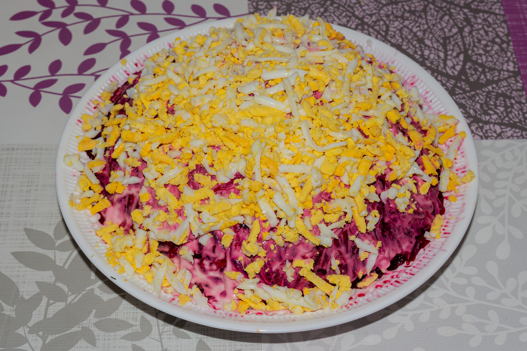 Торт-салат с отварным языком и овощами