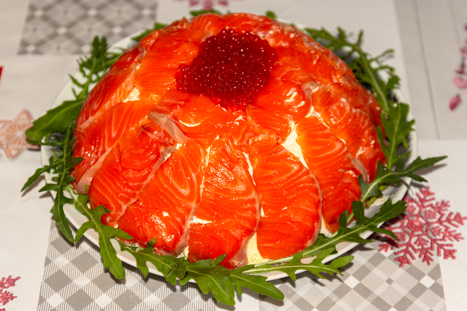 Фото к рецепту Торт-салат с семгой, икрой и креветками Торт-салат с семгой, икрой и креветками