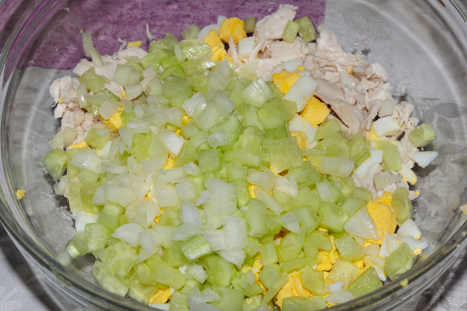 все ингредиенты смешаны по рецепту Гнездо глухаря с курицей