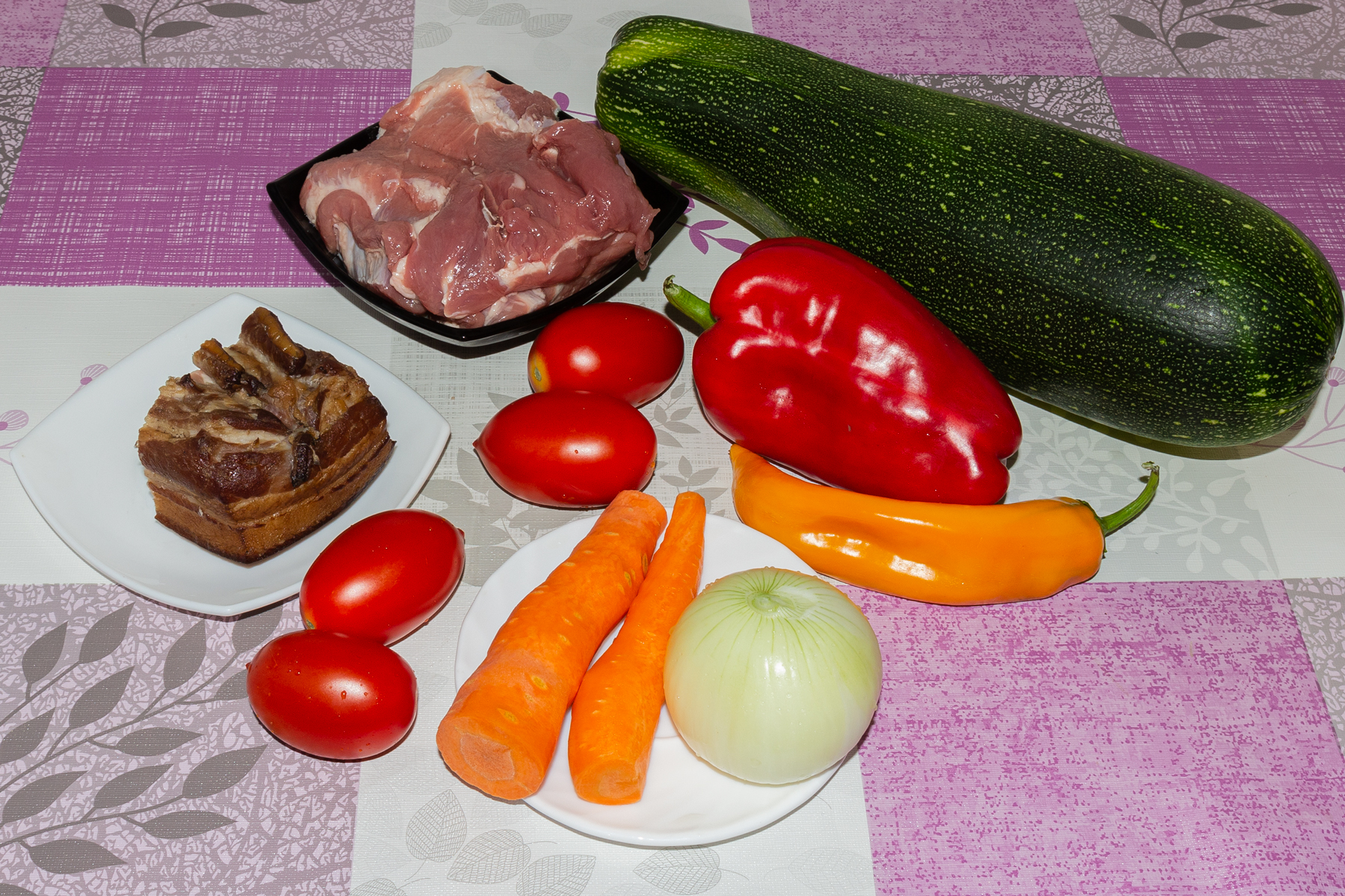 продукты для рецепта Рагу с цукини, сладким перцем, помидорами и копчёной грудинкой 