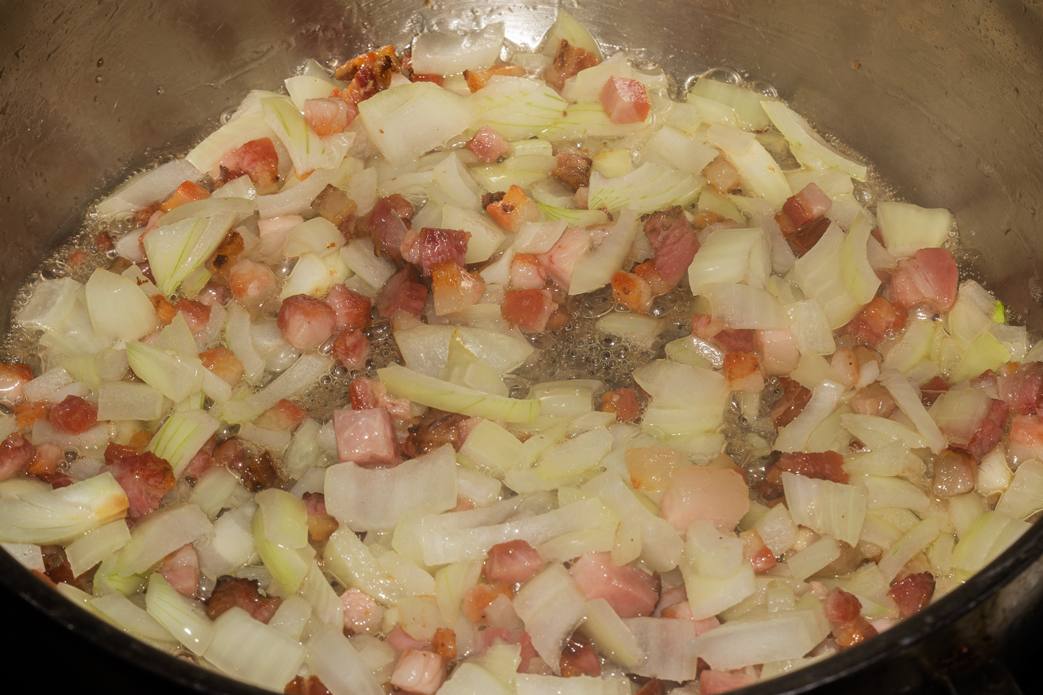 обжаренная грудинка с овощами по рецепту Рагу с цукини, сладким перцем, помидорами и копчёной грудинкой 