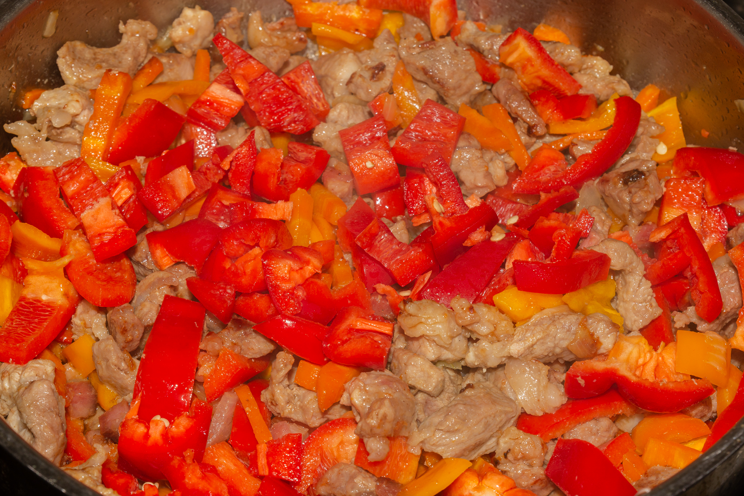 обжаренное мясо с помидорами по рецепту Рагу с цукини, сладким перцем, помидорами и копчёной грудинкой 