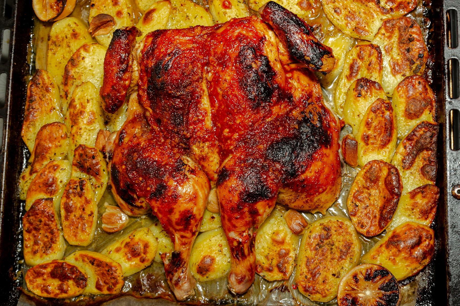 Фото к рецепту Запеченная курица с картофелем Запеченная курица с картофелем