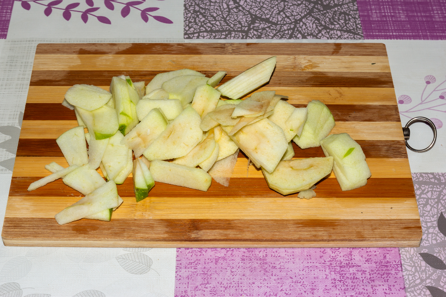 нарезанное яблоко по рецепту Шарлотка 