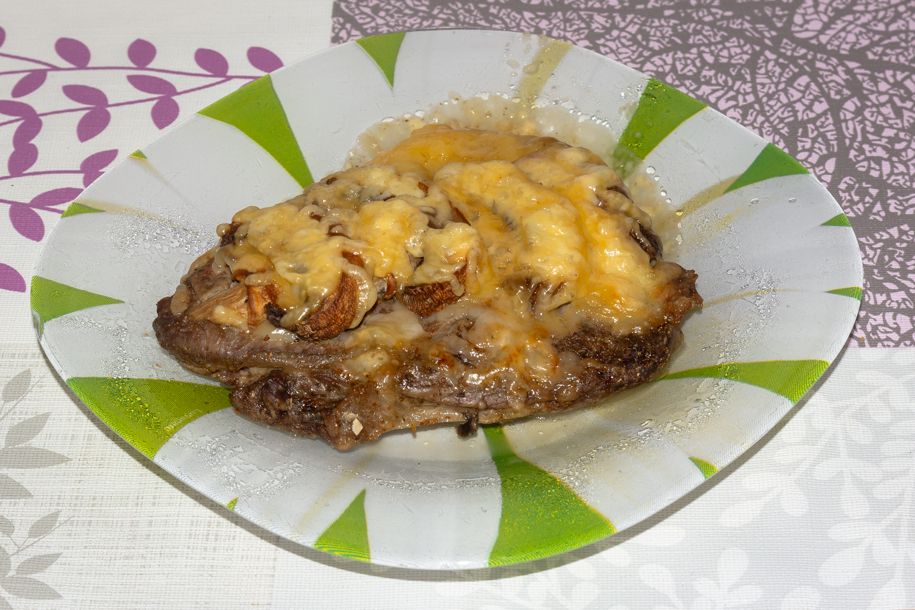 Мясо по-французски с грибами и сыром