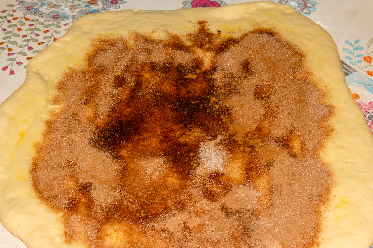 тесто смажьте маслом с корицей по рецепту Булочки с корицей тесто смазанное маслом по рецепту Булочки с корицей