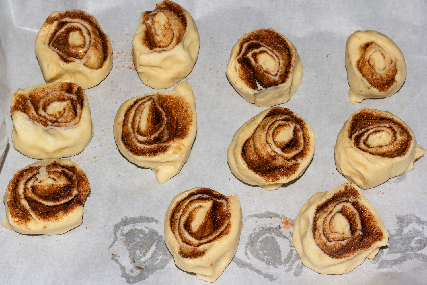 тесто разрежьте по рецепту Булочки с корицей разрезанное тесто по рецепту Булочки с корицей