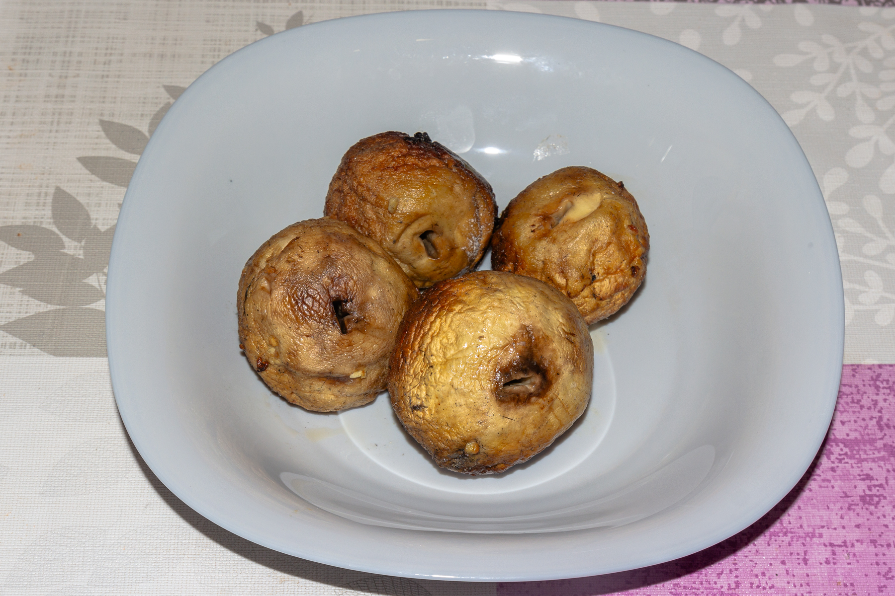 Шампиньоны, запечённые на мангале, в маринаде из майонеза