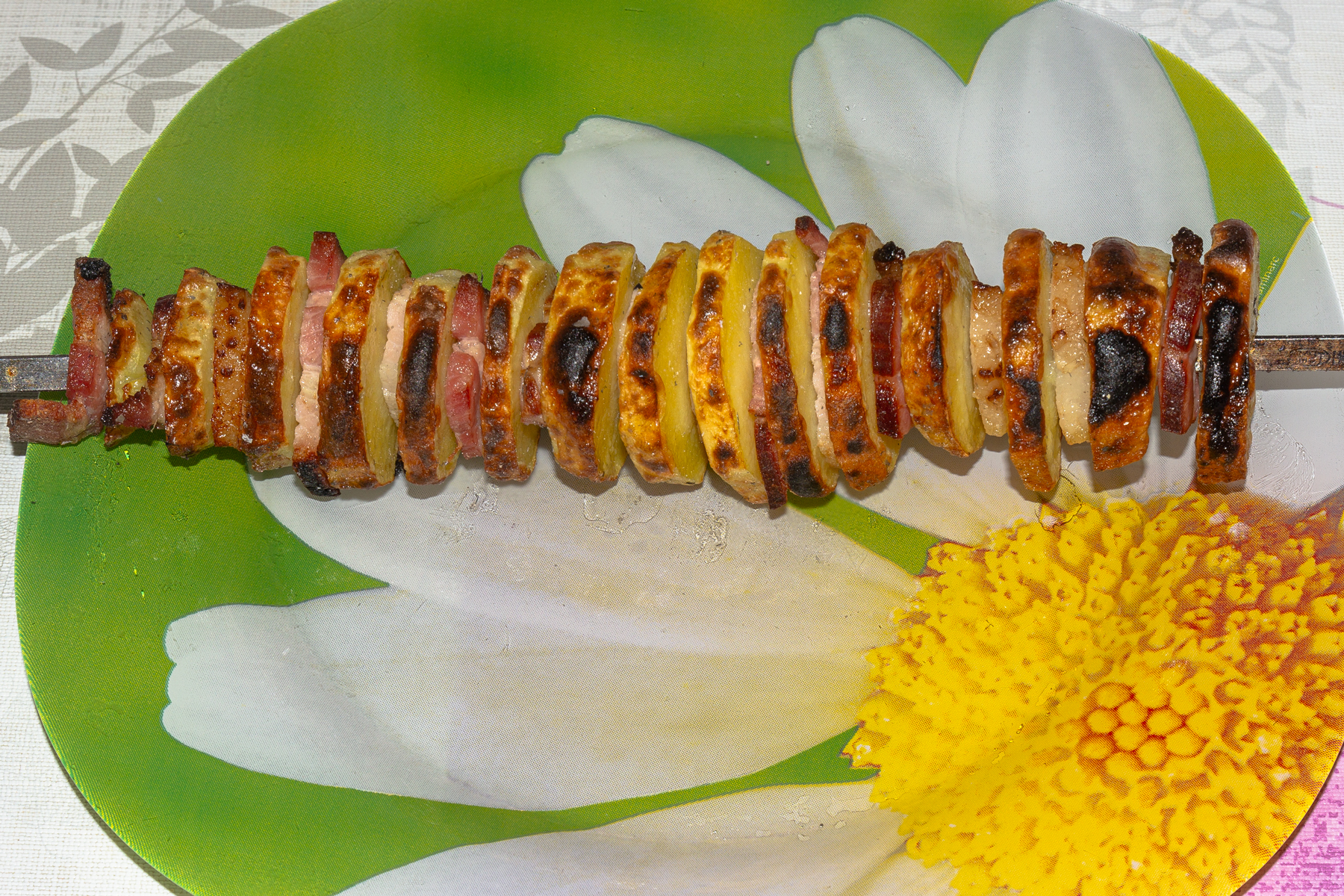 Фото к рецепту Картошка с беконом на шампурах на мангале Картошка с беконом на шампурах на мангале