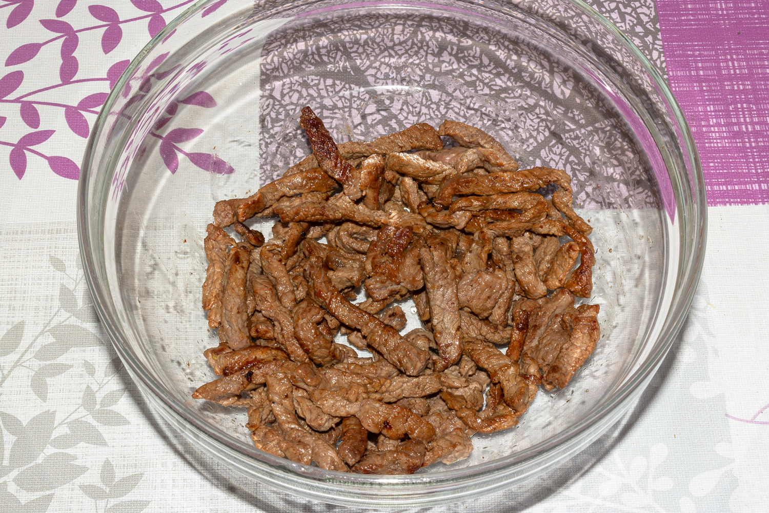 выложенная говядина по рецепту Салат Римский с говядиной и яичными блинчиками