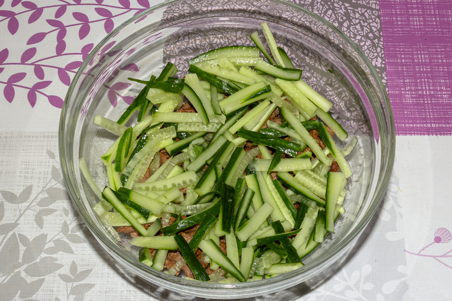 выложенные огурцы по рецепту Салат Римский с говядиной и яичными блинчиками