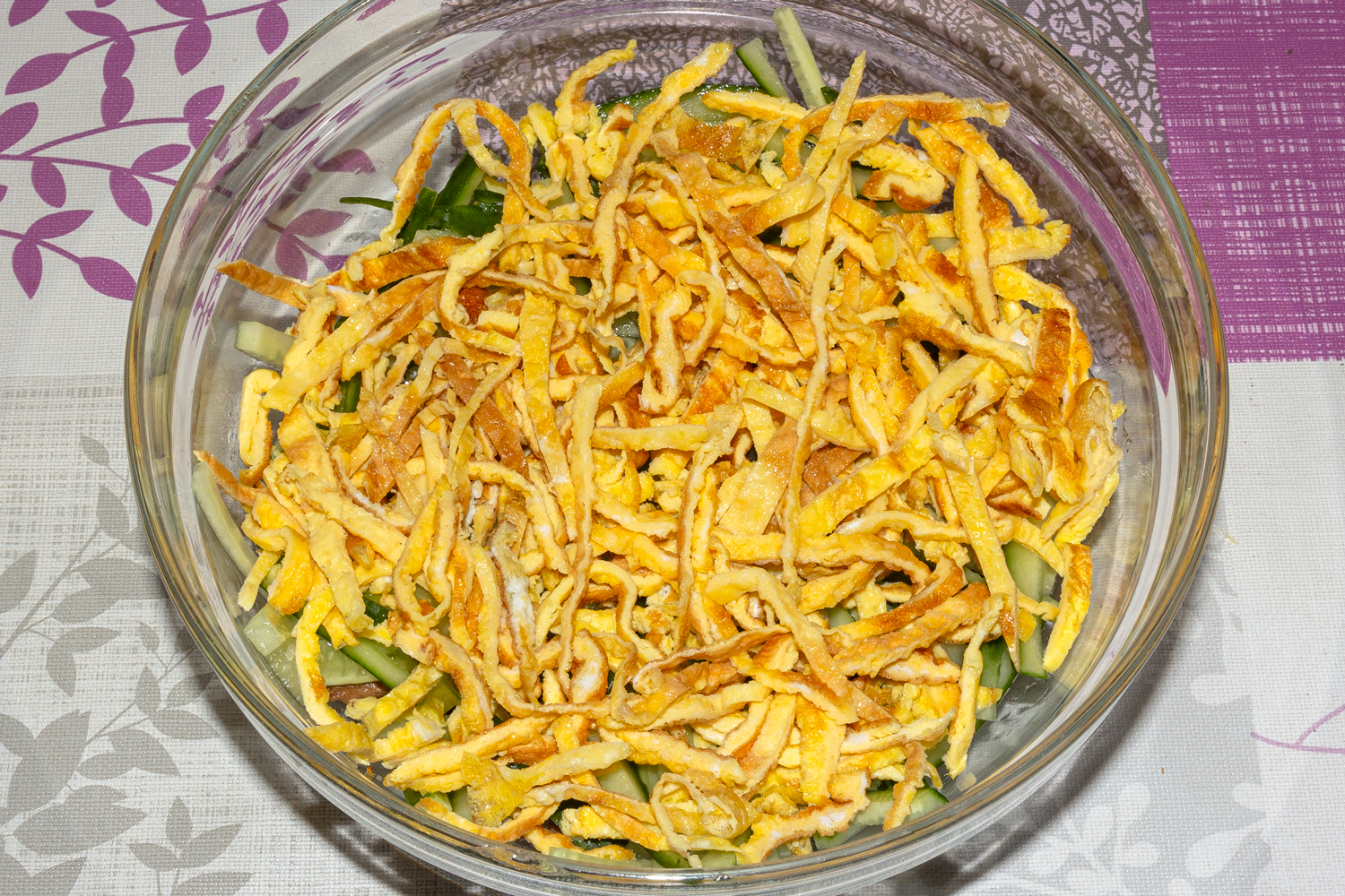 выложенные блинчики по рецепту Салат Римский с говядиной и яичными блинчиками