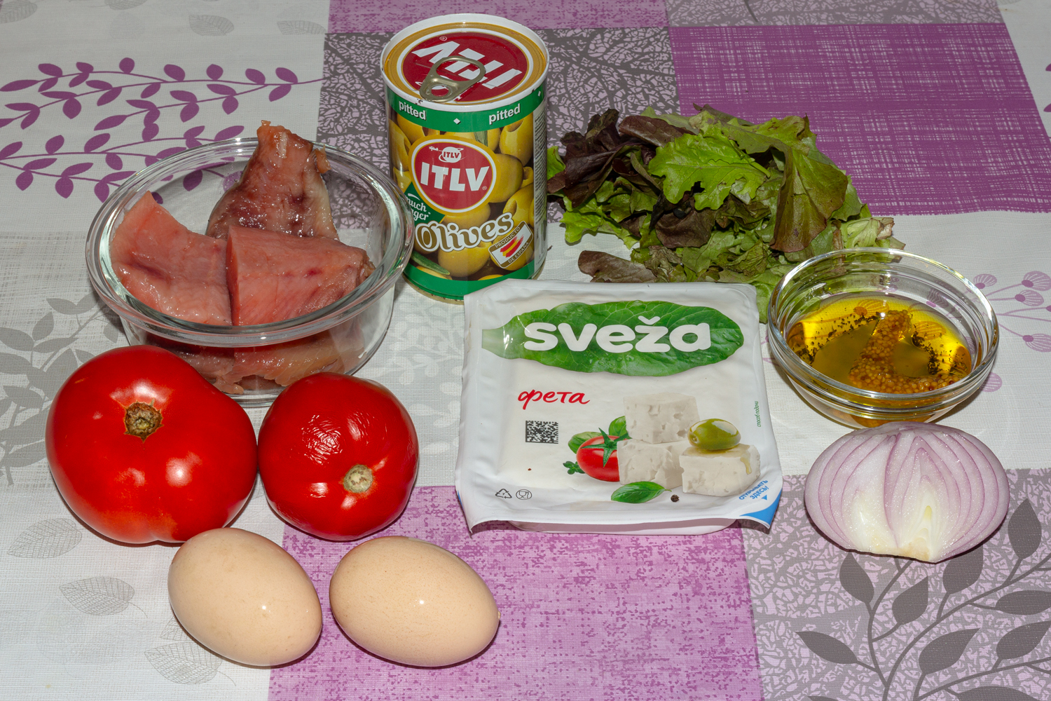 продукты для рецепта Восхитительный салатный микс с сыром фета и красной рыбой