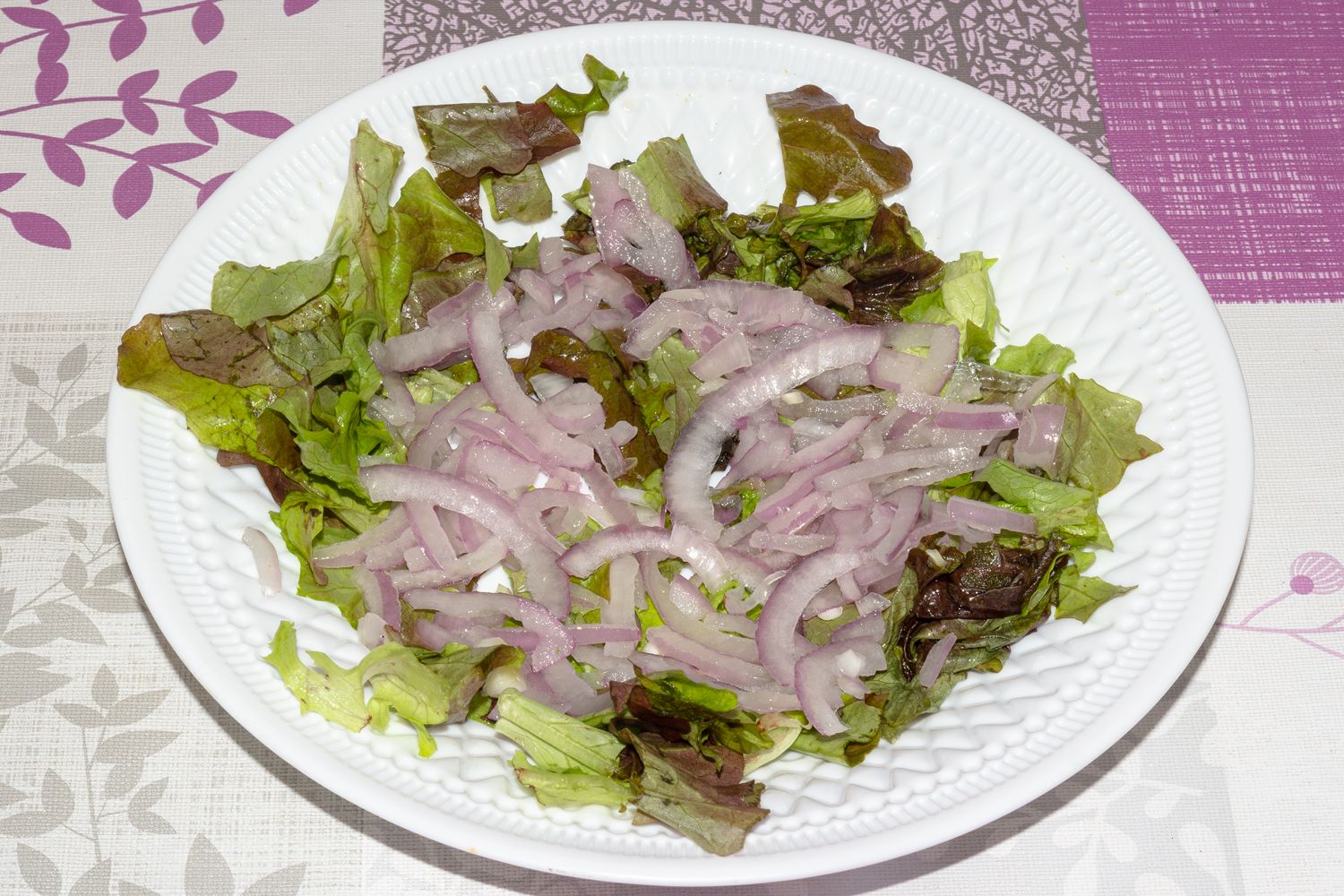 нарезанный лук по рецепту Восхитительный салатный микс с сыром фета и красной рыбой