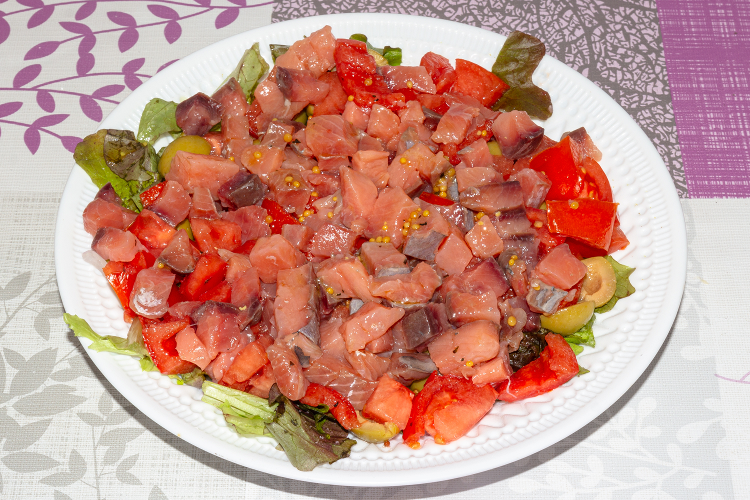 выложенная рыба по рецепту Восхитительный салатный микс с сыром фета и красной рыбой