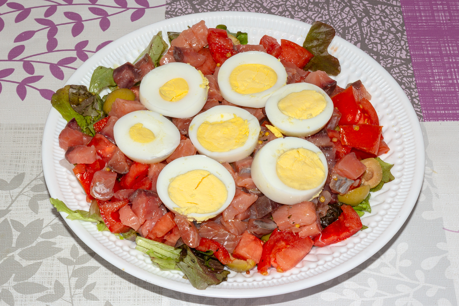 выложенные яйца по рецепту Восхитительный салатный микс с сыром фета и красной рыбой