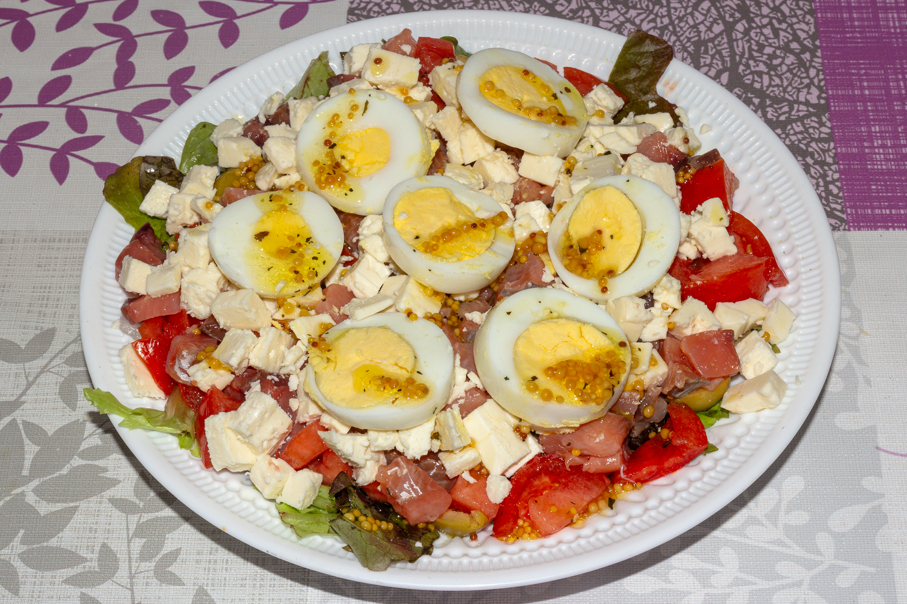 Фото к рецепту Восхитительный салатный микс с сыром фета и красной рыбой Восхитительный салатный микс с сыром фета и красной рыбой